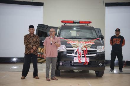 Kendaraan Ambulance Siaga Kalurahan Baturetno diserahkan secara resmi oleh TPBJ Kalurahan Baturetno